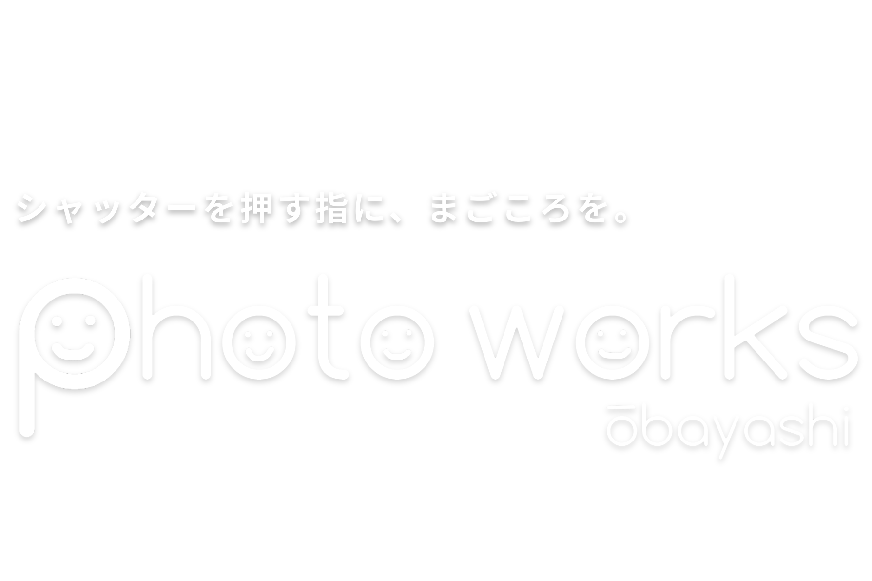 白い三角国旗　photo works obayashi カメラのイラスト2つ