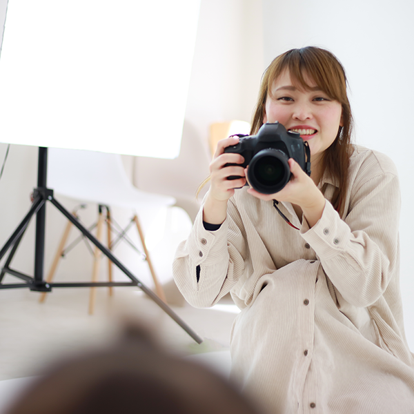 写真撮影を楽しむ親子　別アングルで奥様が撮っている